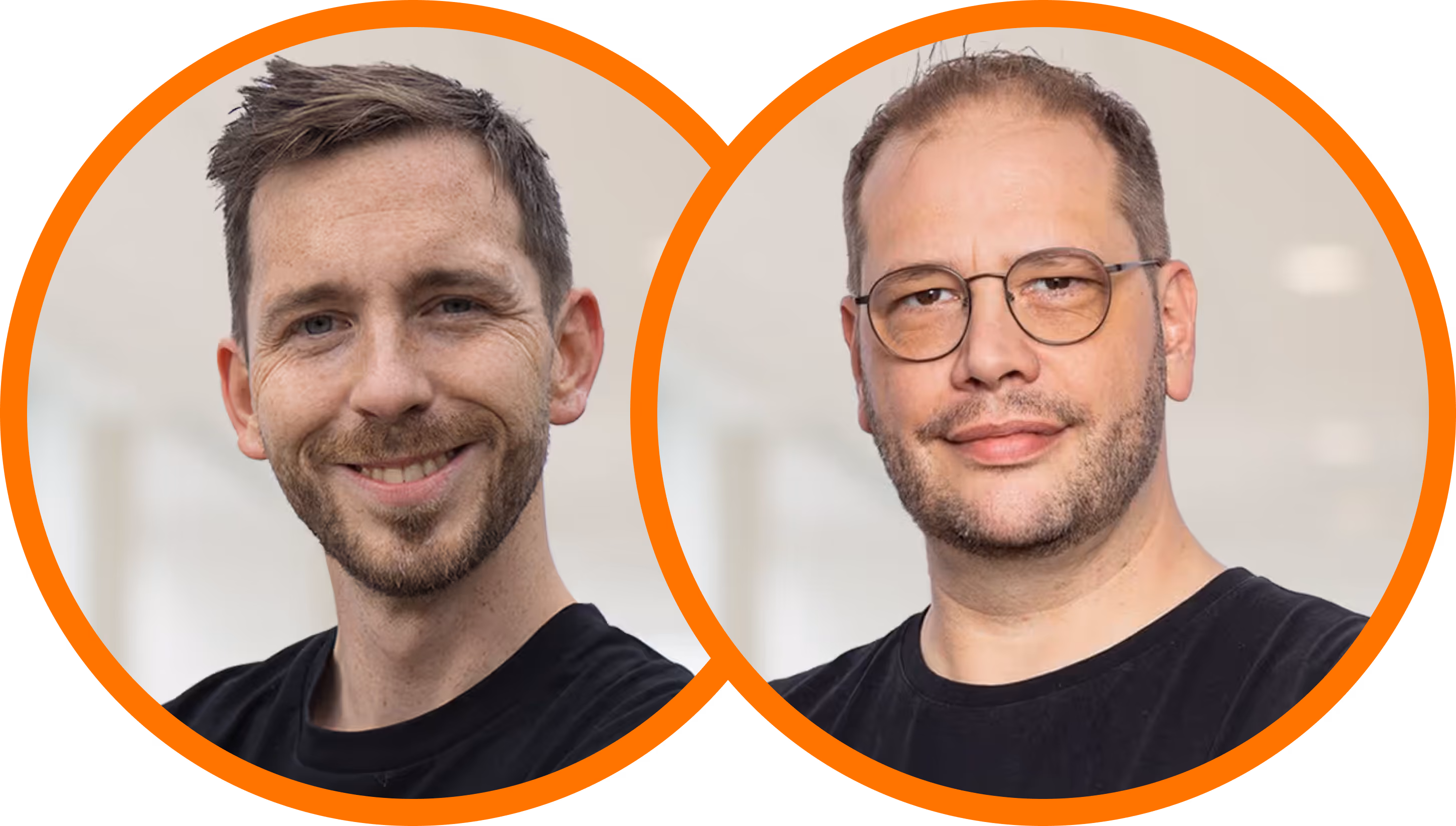 Zwei lächelnde Männer mit schwarzem T-Shirt, einer mit Brille, in orange umrandeten Kreisen vor hellem Hintergrund.