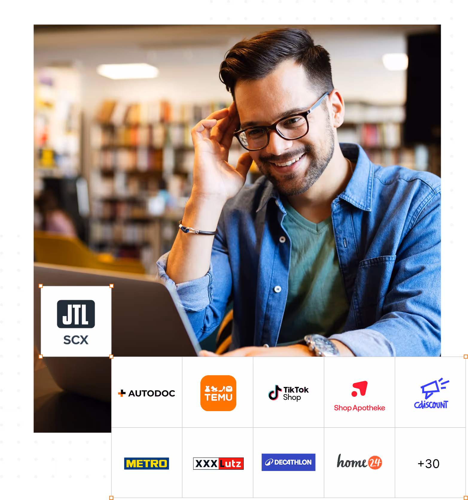 Ein lächelnder Mann mit Brille sitzt vor einem Laptop in einer Bibliothek; darunter sind Logos von Marken wie AUTODOC, TEMU, TikTok Shop, Shop Apotheke, CDISCOUNT, METRO, XXXLutz, DECATHLON und home24 angezeigt.