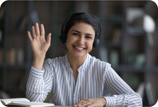 Estudante sorridente com fones em biblioteca