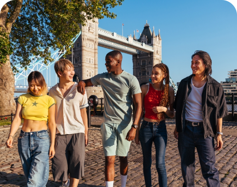 Adolescentes de várias culturas viajando juntos