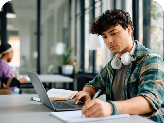 Estudante de 18 anos estudando em ambiente escolar