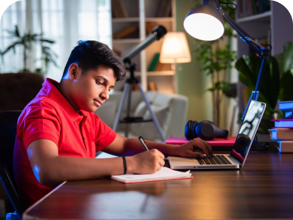 Aluno estudando em ambiente de escritório
