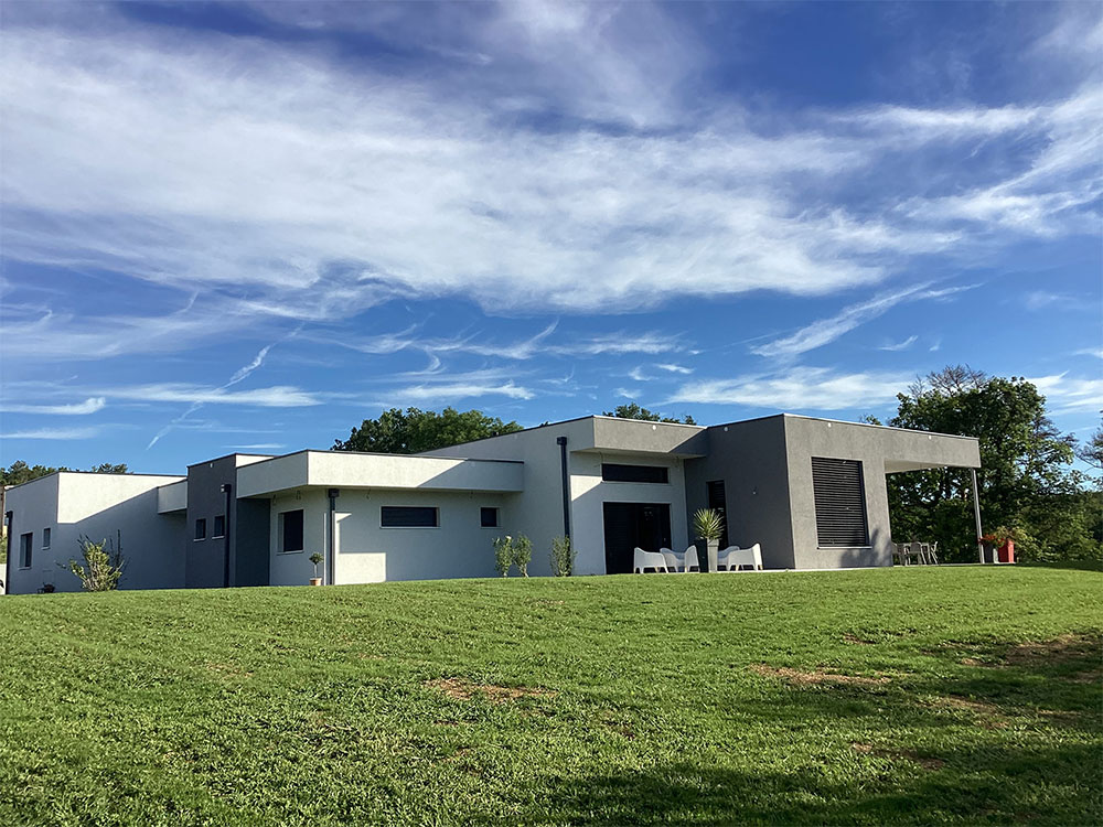 maison moderne blanche avec jardin verdoyant