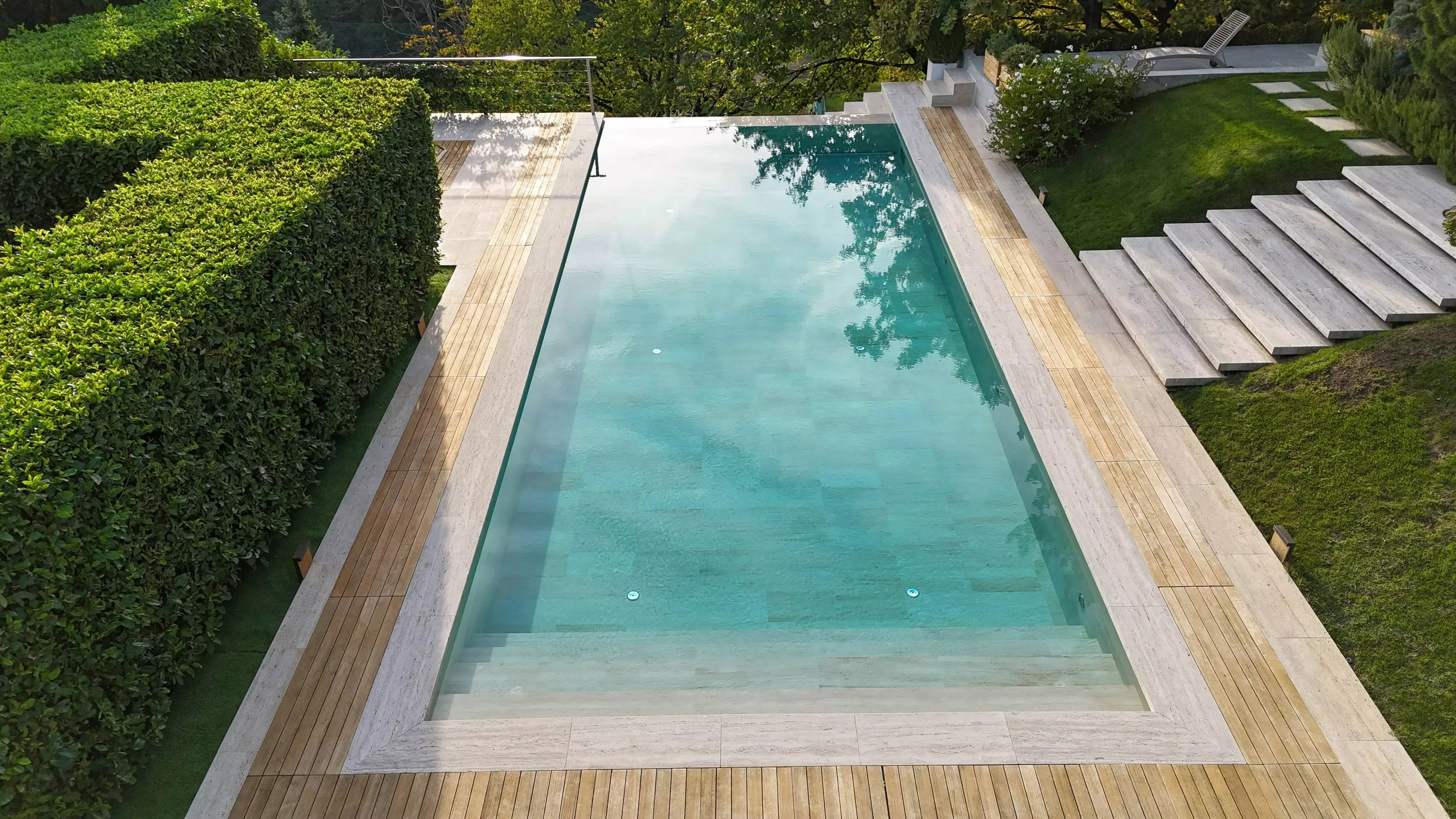 piscine extérieure dans jardin clos