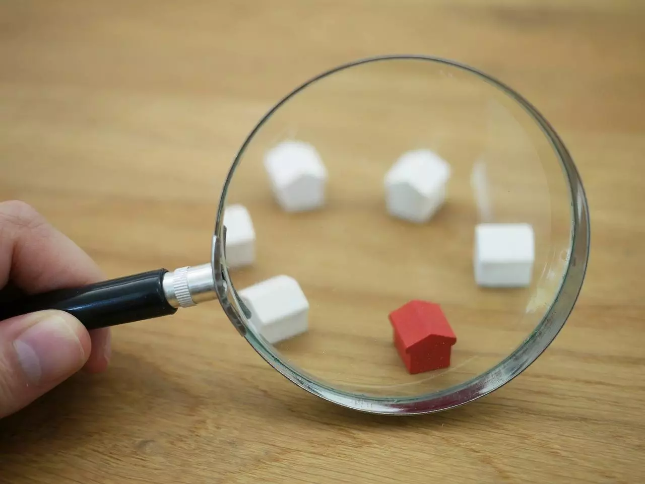loupe observant mini figurines de maisons rouges et blanches