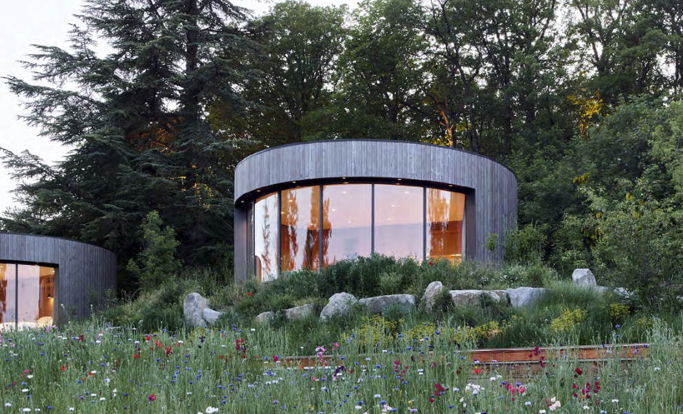 cabane ronde dans la nature, lumipod vitré écologique