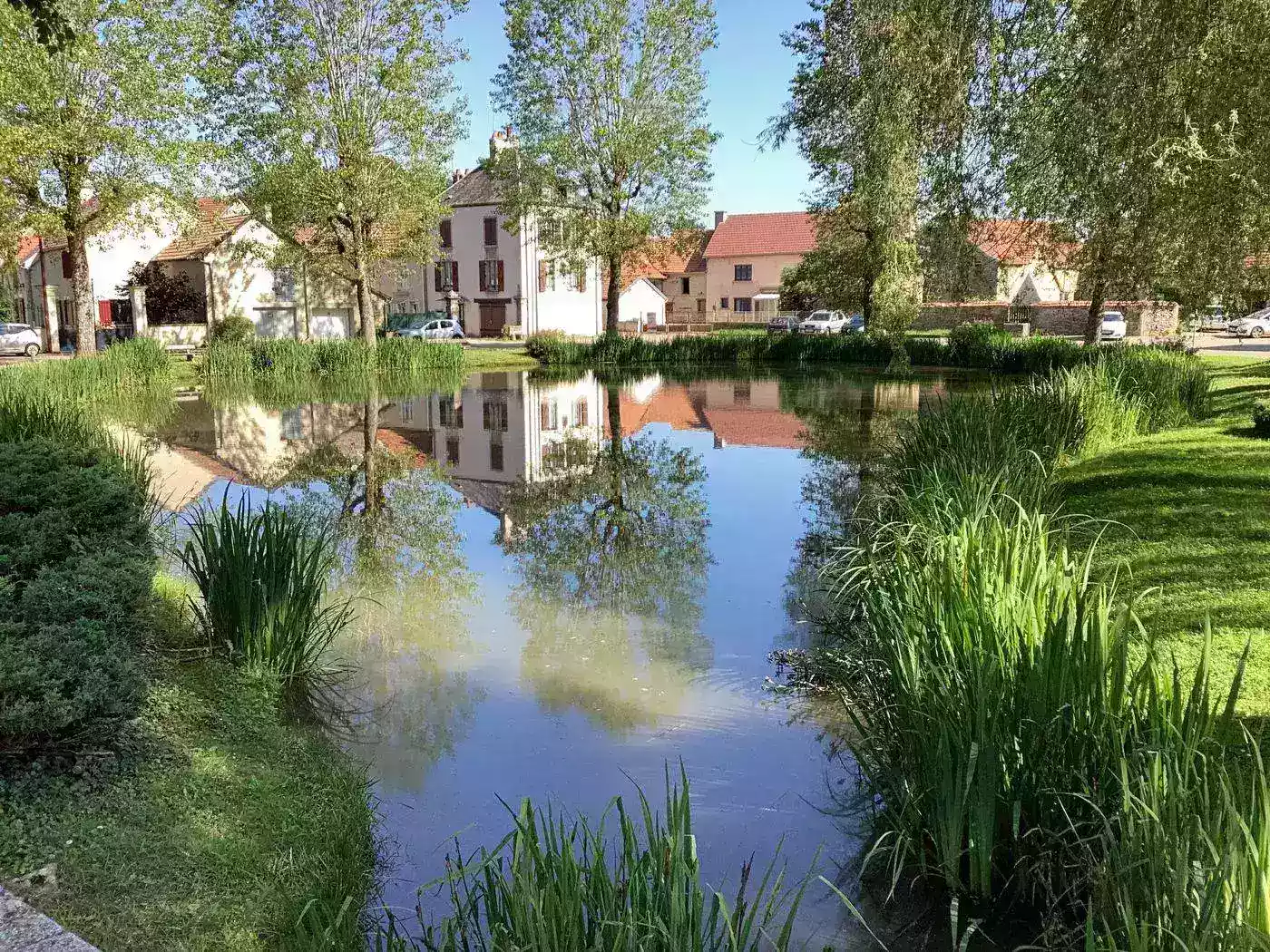 photographie d'un cours d'eau et village en arrière plan, prenois cote d'or