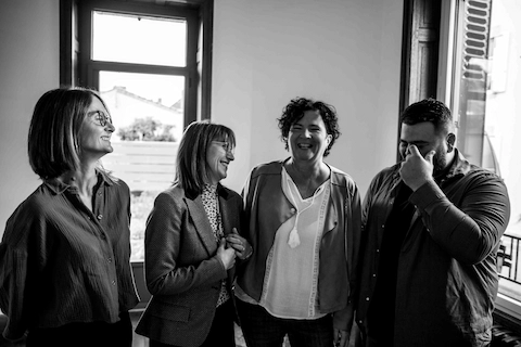 équipe agence habitat conseil, en noir et blanc