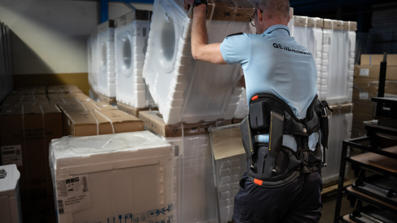 manutention d'électroménager avec un exosquelette