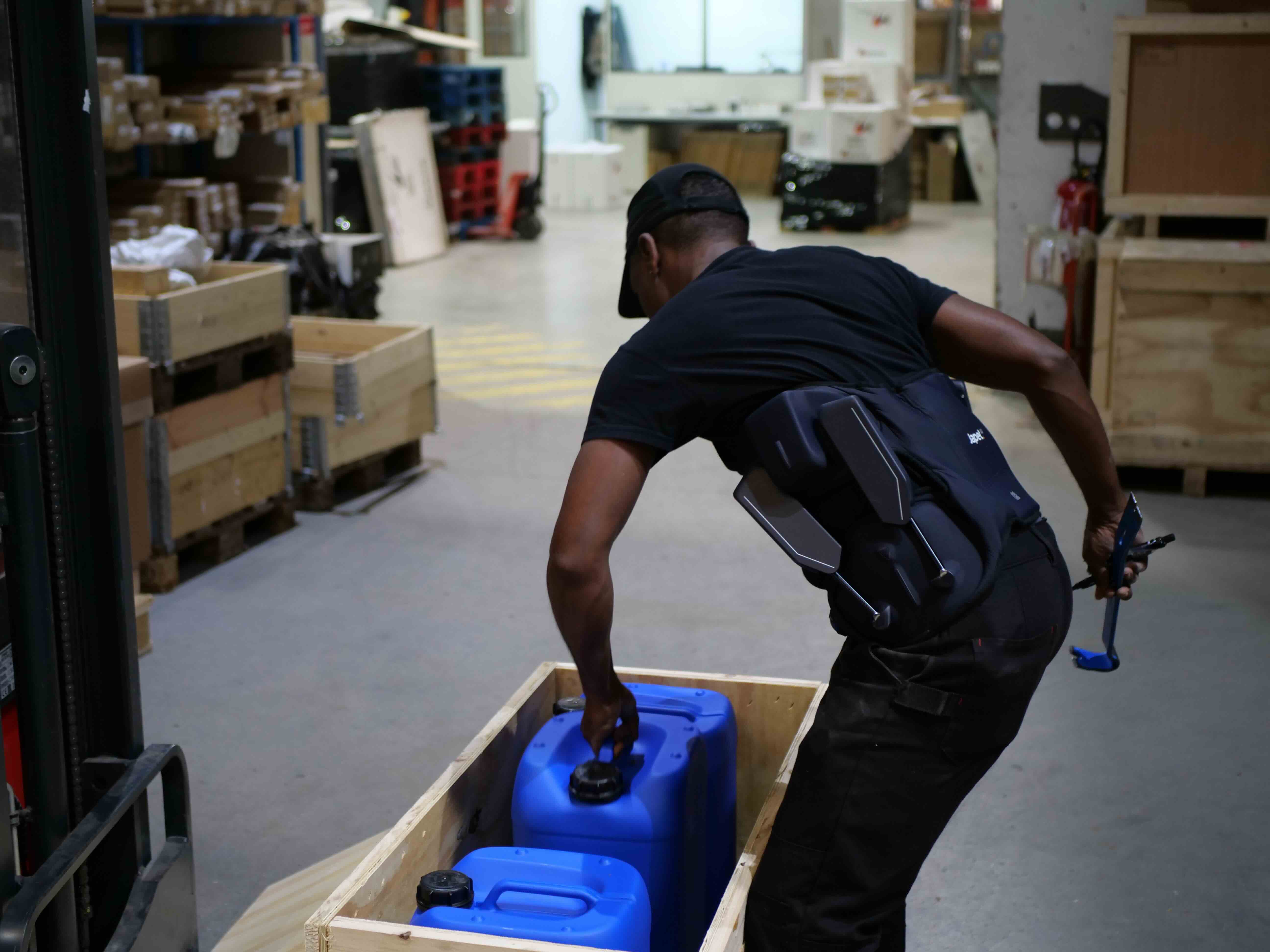exosquelette manutention réception de bidons