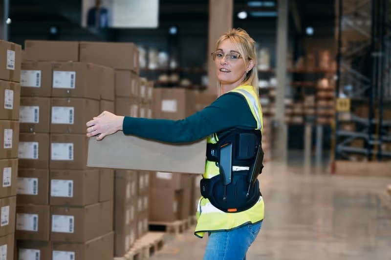 préparation de commande avec exosquelette