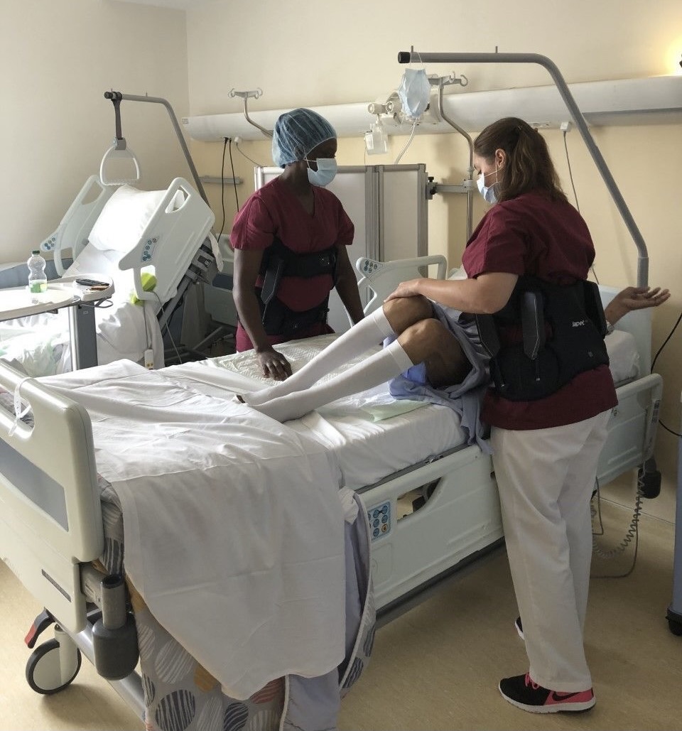 Les infirmières de l'hôpital FOCH prennent en charge un patient en portant un exosquelette
