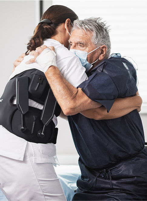 Aide au levage d'un patient avec exosquelette