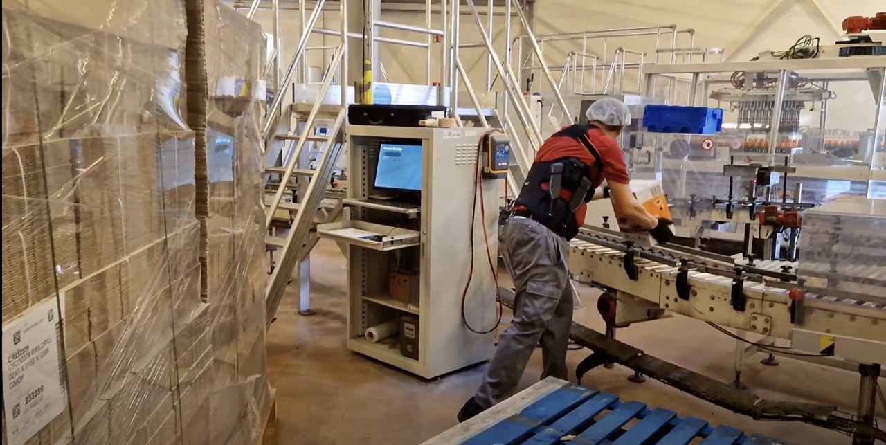 exosquelette pour la pénibilité au travail lors de l'embouteillage de vin