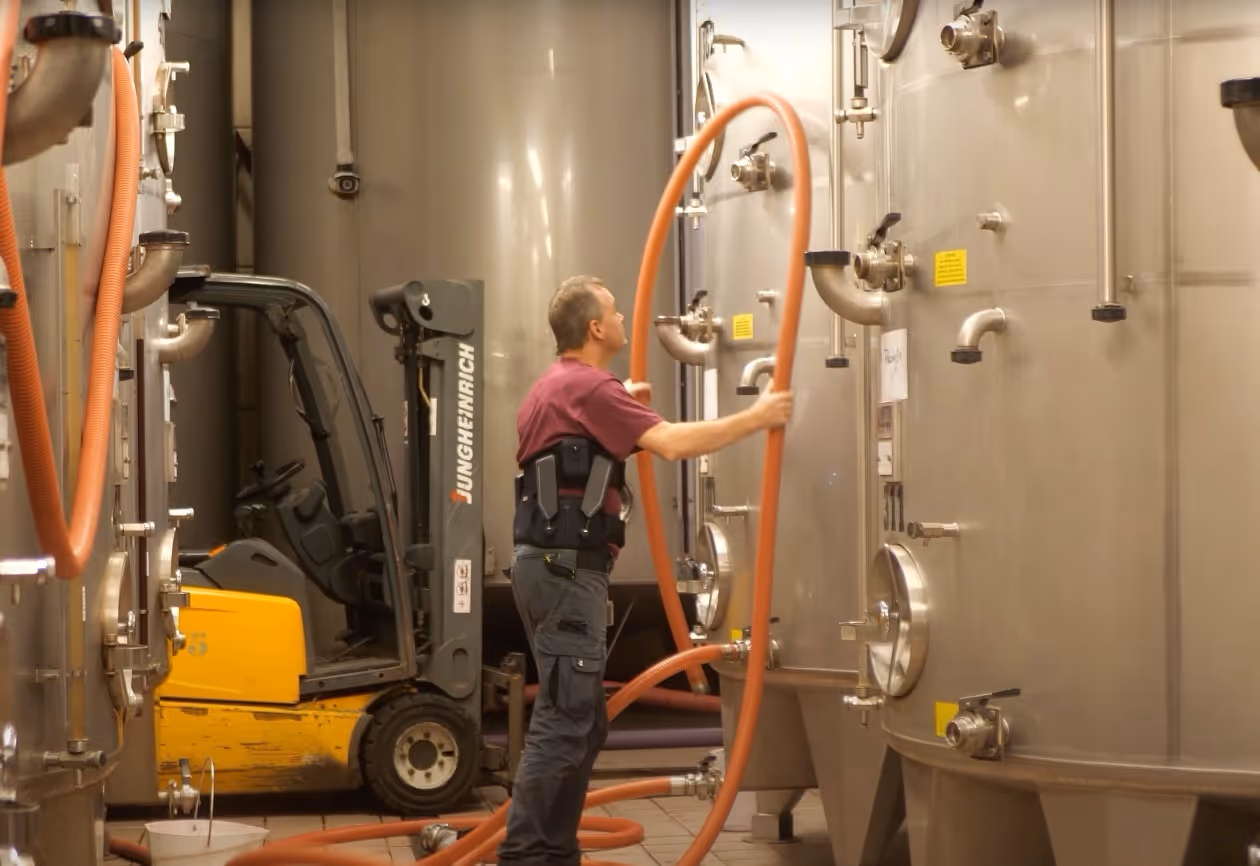 exosquelette pour réduire la pénibilité métiers de chai vin