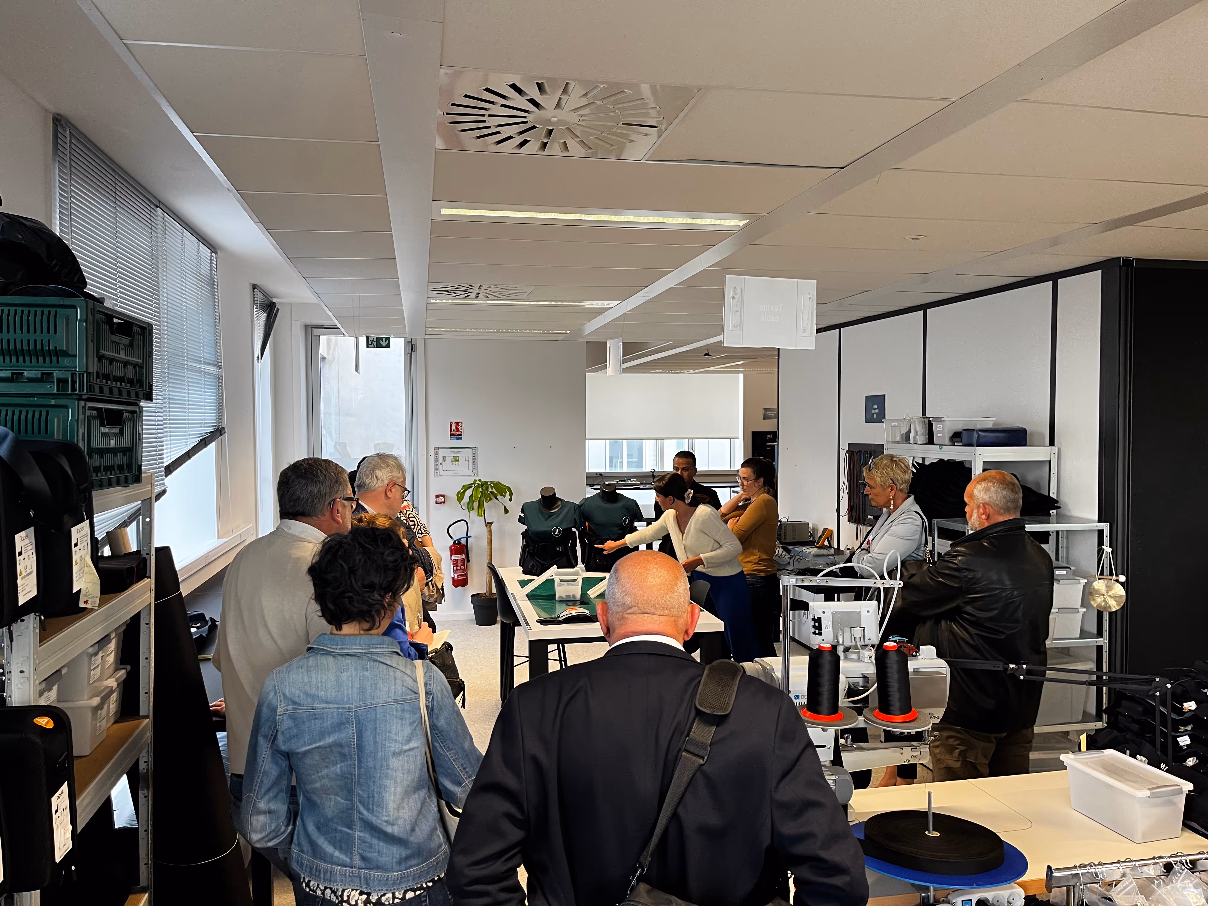 Présentation des exosquelettes lors d'une visite de l'atelier de production de Japet