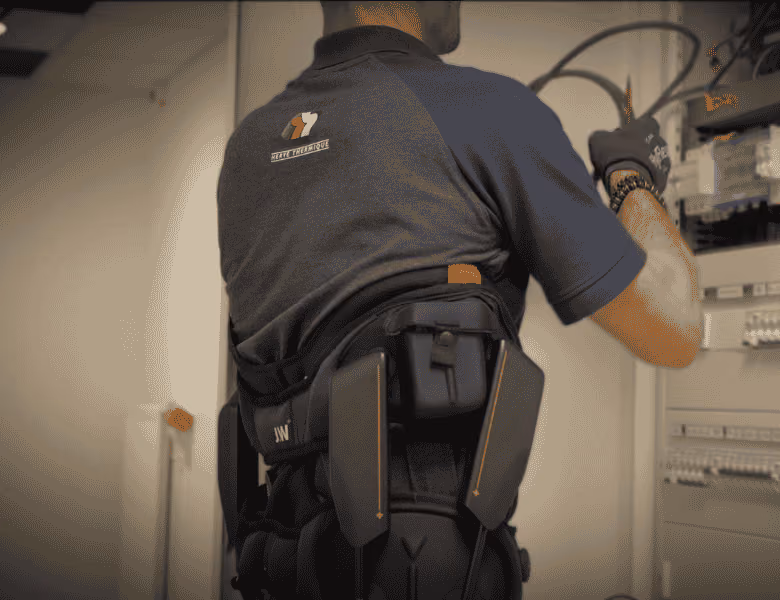 technicien itinérant BTP electricien sur un chantier avec son exosqueletet Japet