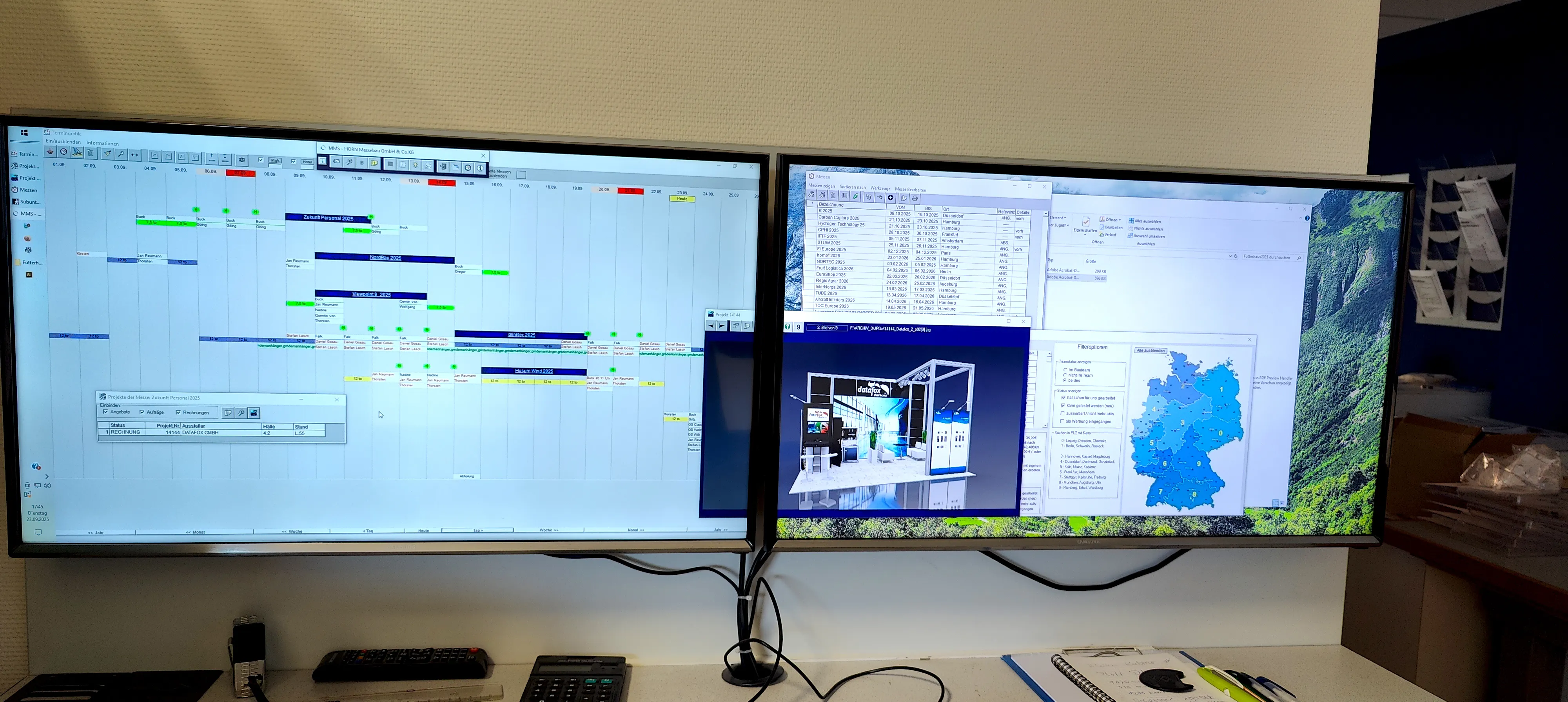 Zwei Monitore zeigen Arbeitsproben der Firma Horn Messebau (Visualisierungen)
