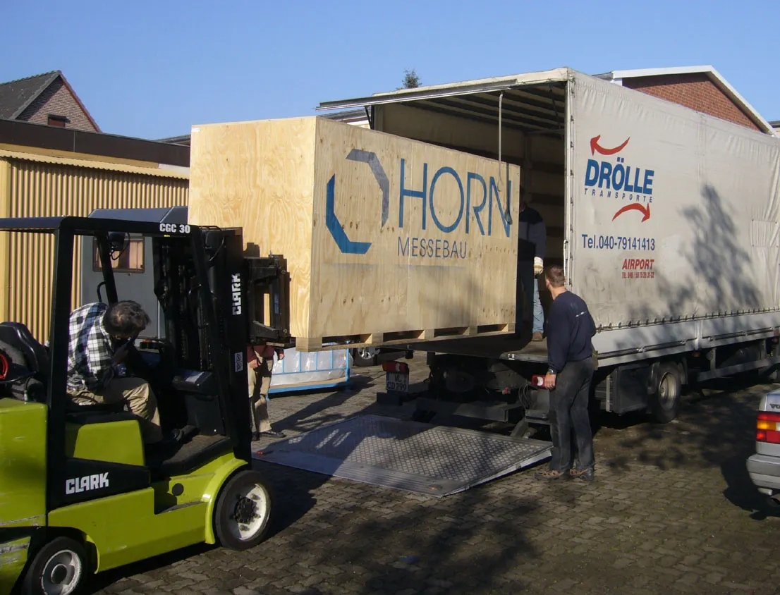 Beladung eines LKWs mit Material für den Messestandbau.