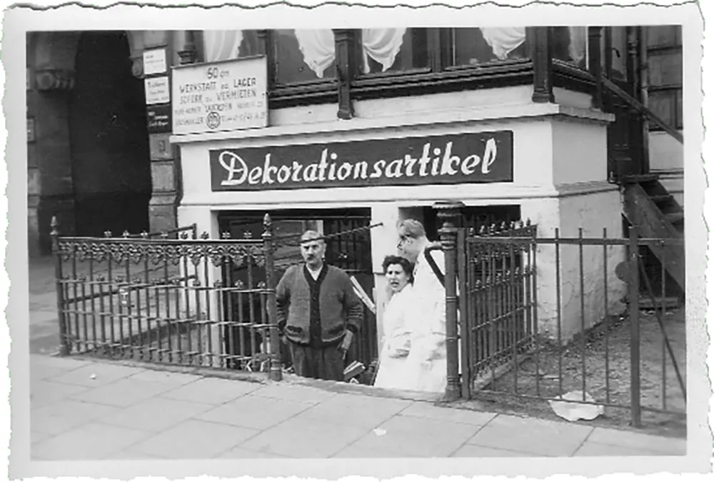 Hostorische Aufnahme der ersten Hamburger Horn Messebau- Filiale im Karolinenviertel.