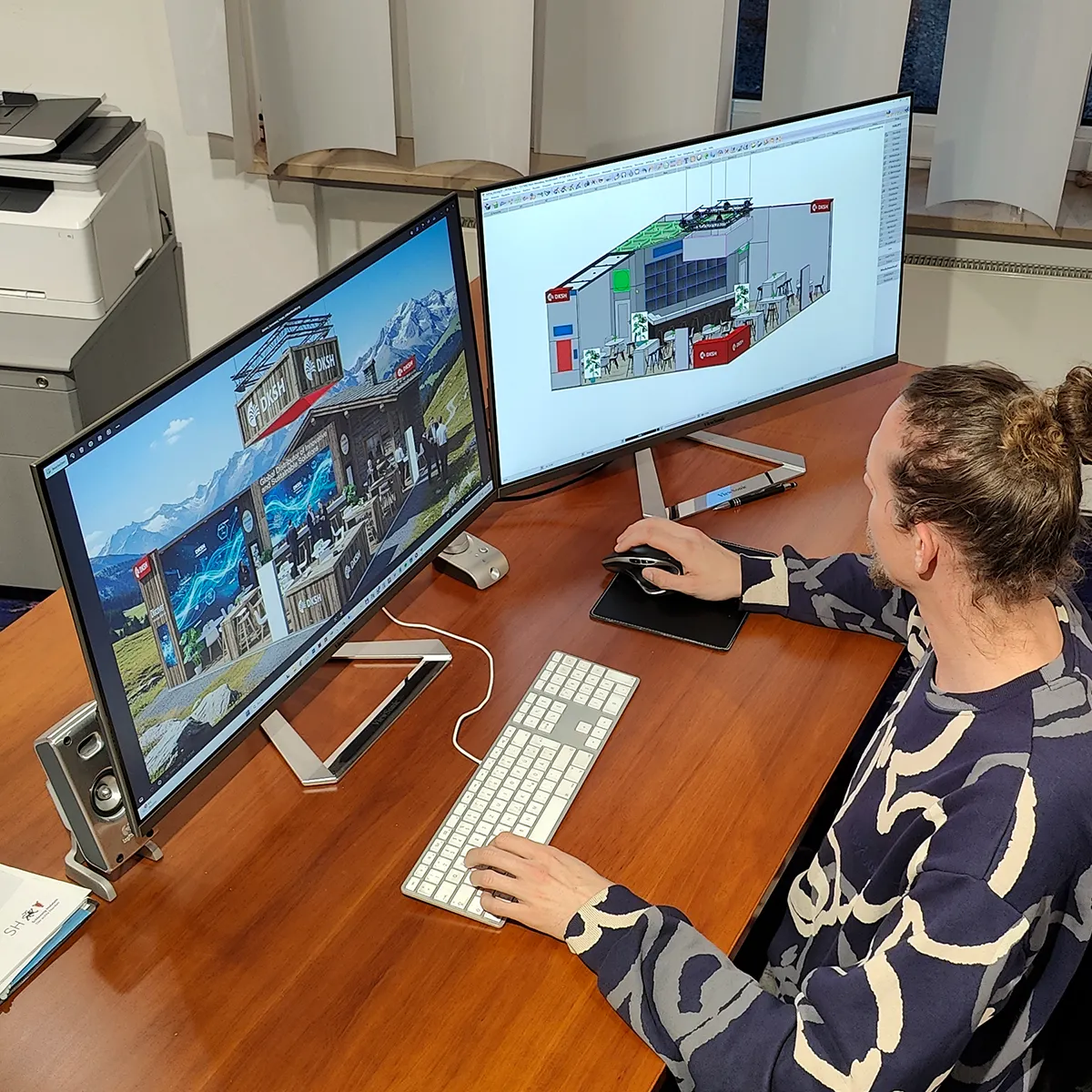Visualisieren von Messeständen am Computer. Daniel Seefeld bei der Arbeit.
