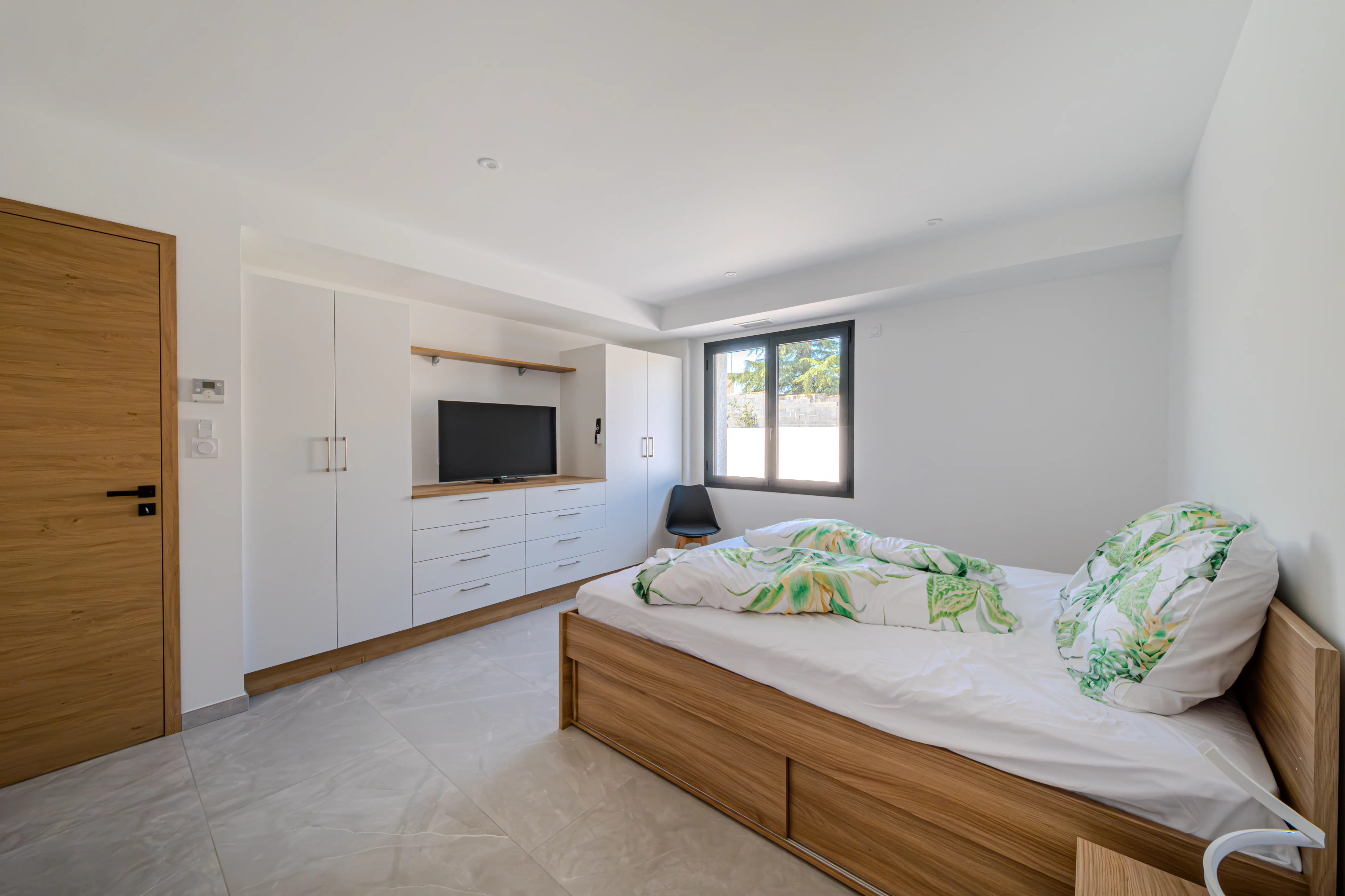 A picture of the master bedroom of the Villa Galinier.