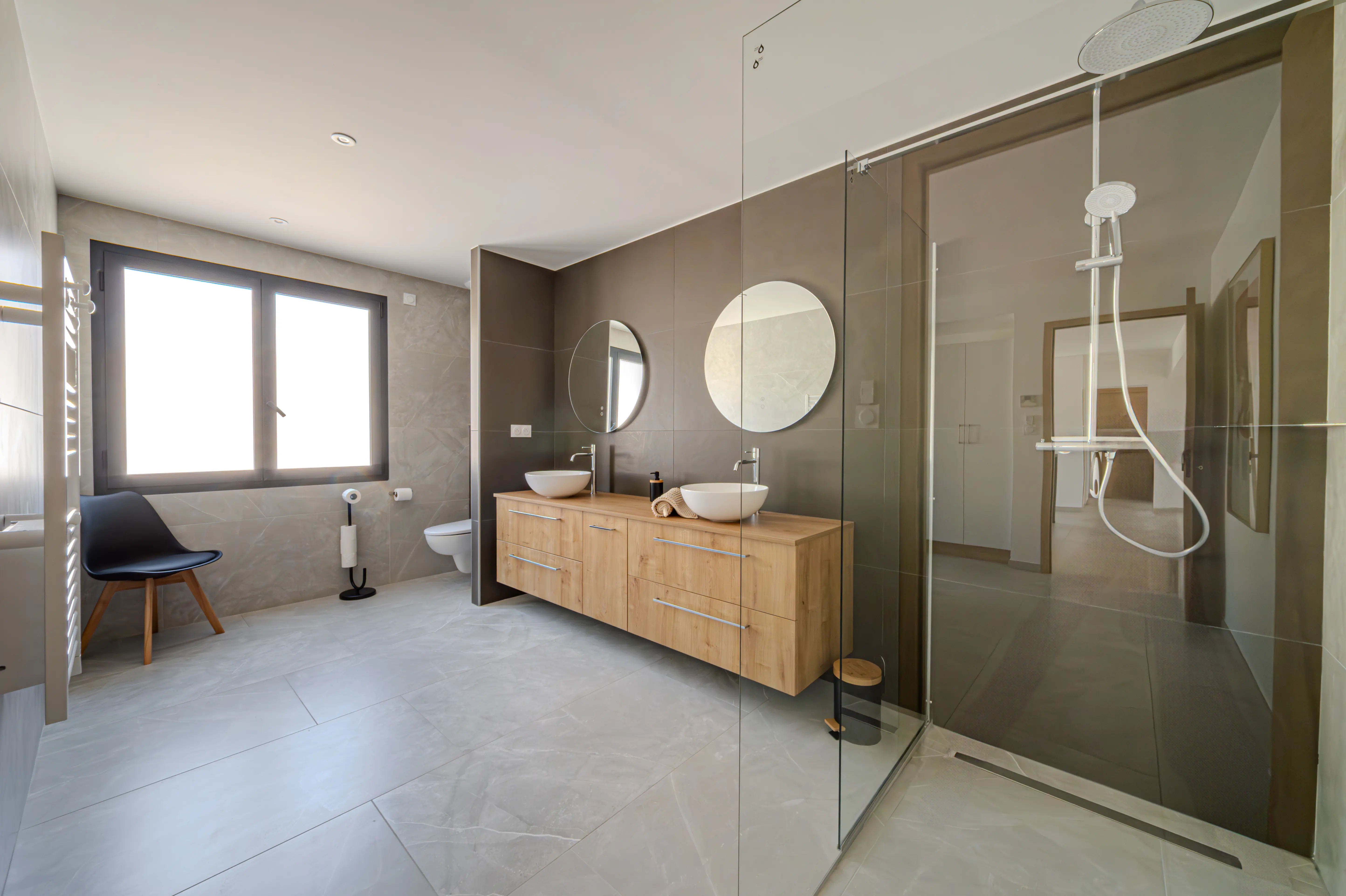 A picture of the private bathroom right next to the master bedroom of the Villa Galinier.