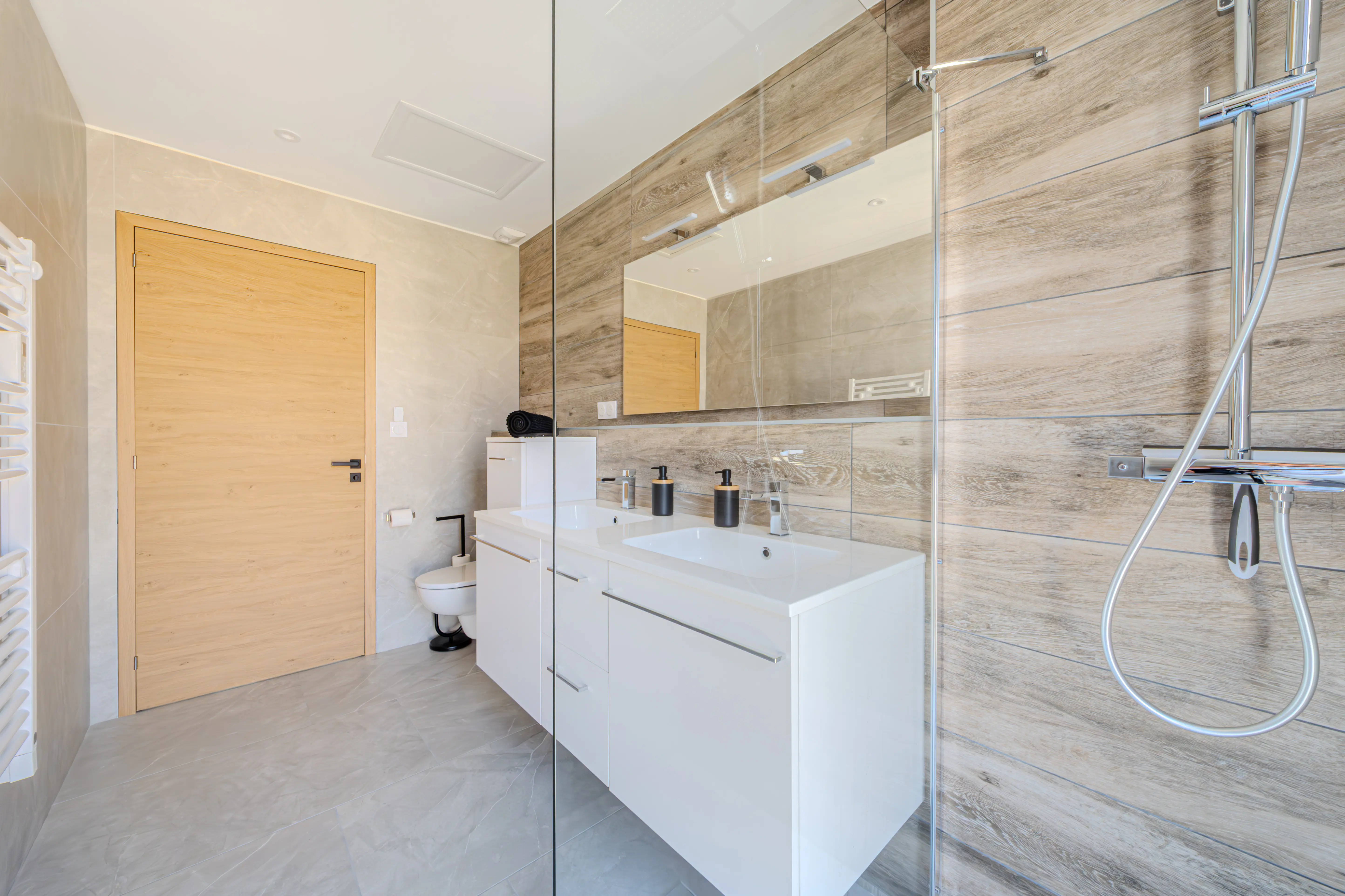 A picture of one of the bathroom of the Villa Galinier.