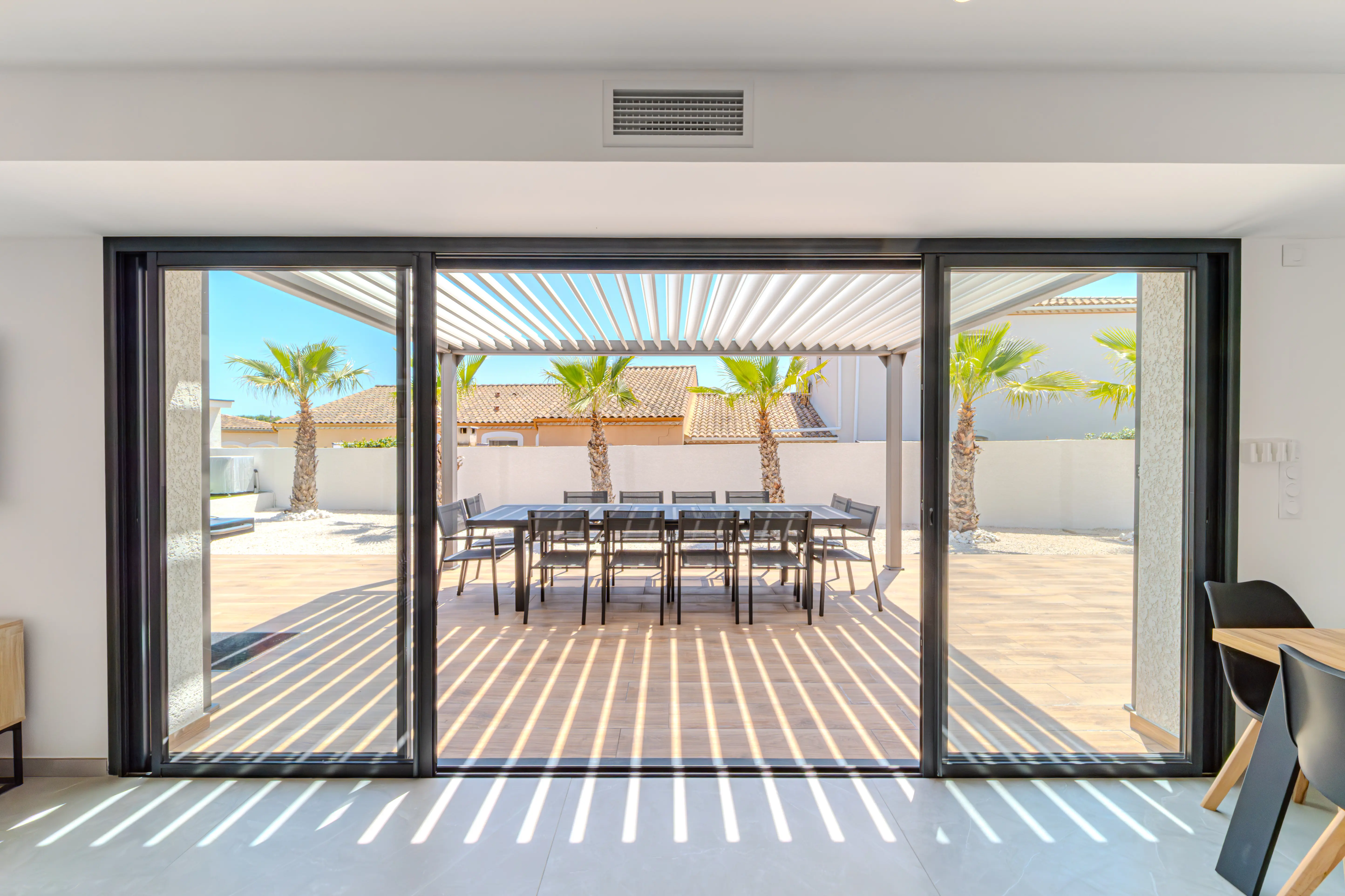 A picture of the big table on the terasse of the Villa Galinier.