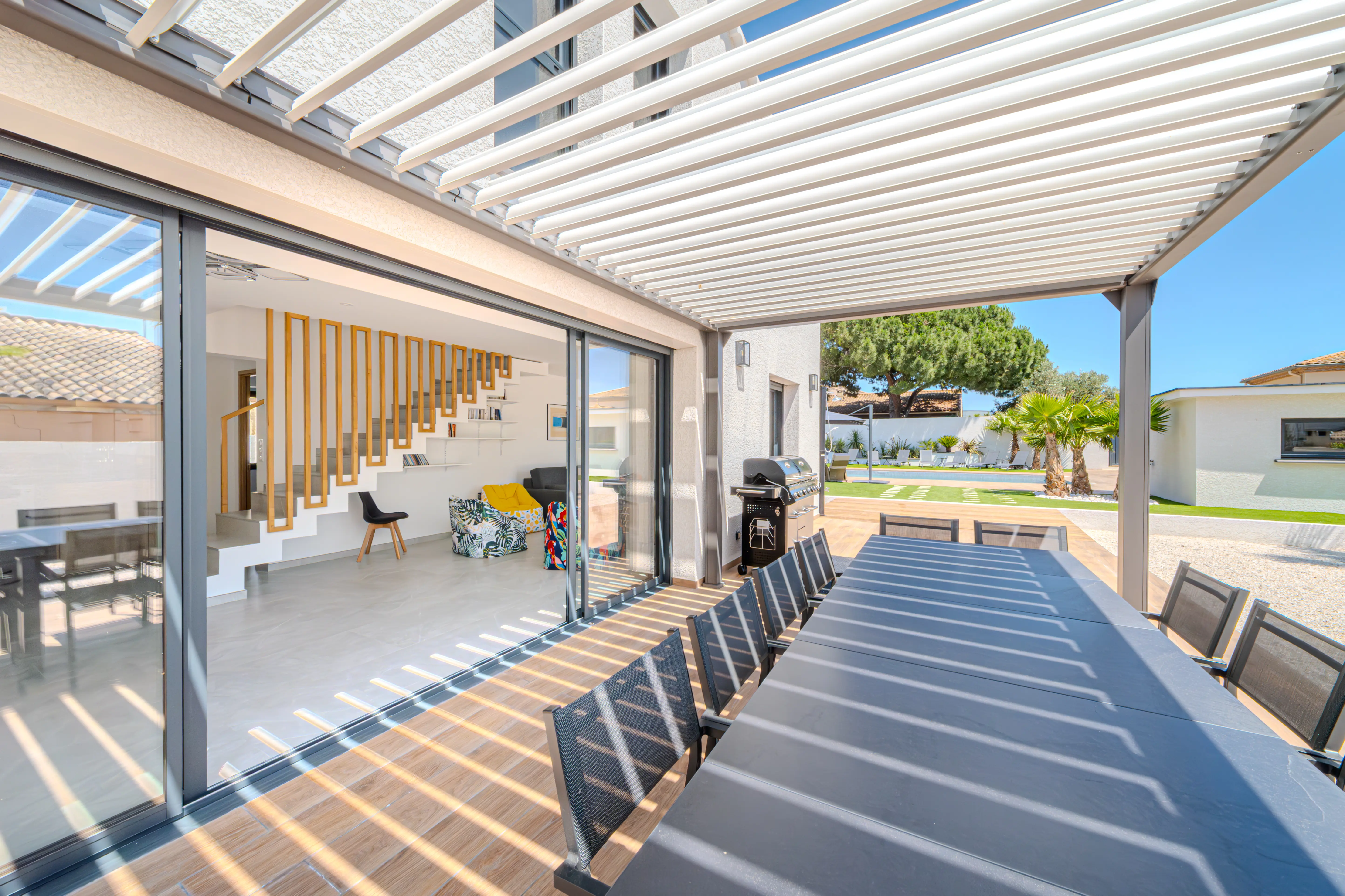 A picture of the big table on the terasse of the Villa Galinier.