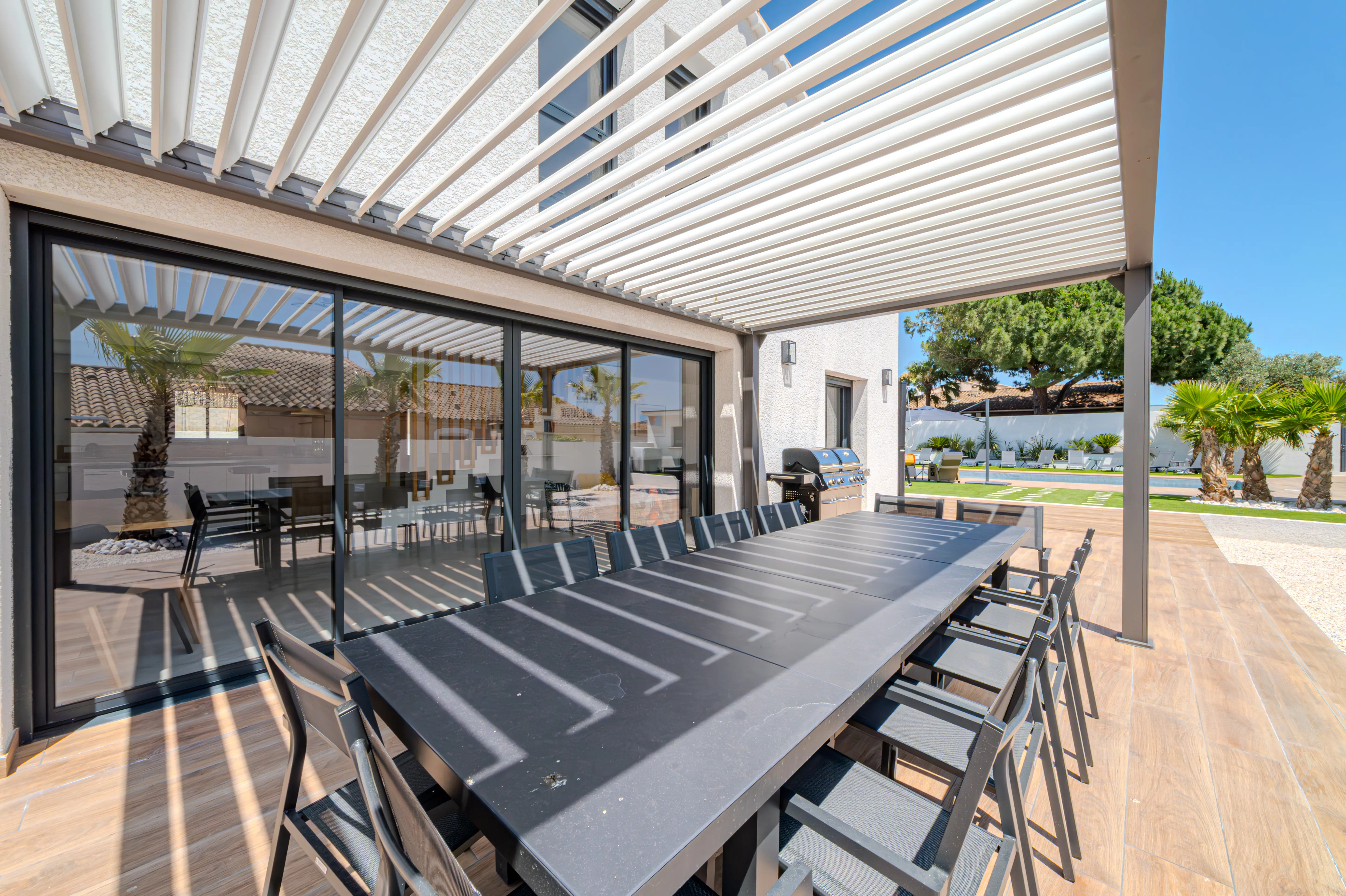 A picture of the big table on the terasse of the Villa Galinier.