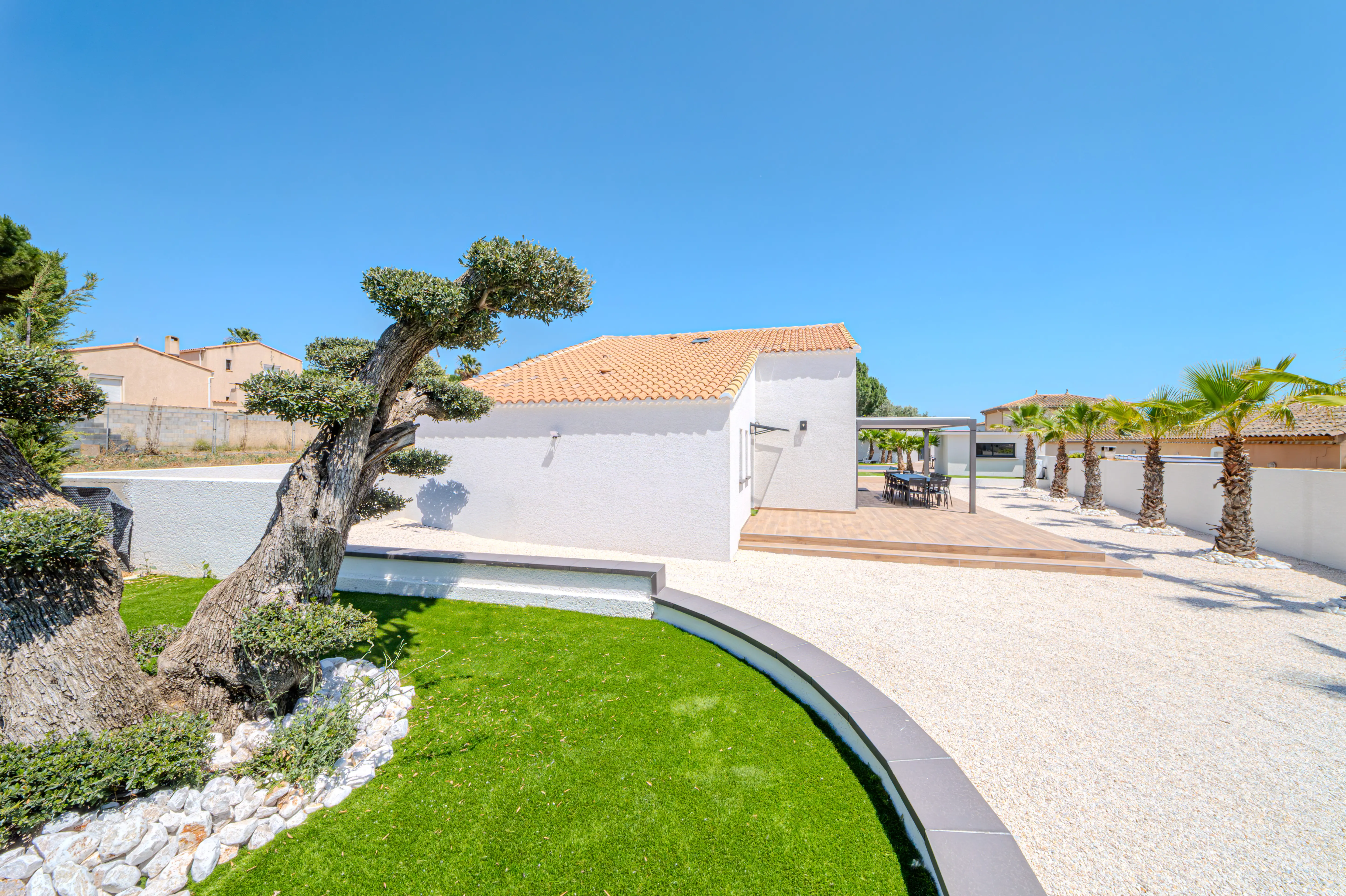 A picture of the garden of the Villa Galinier.