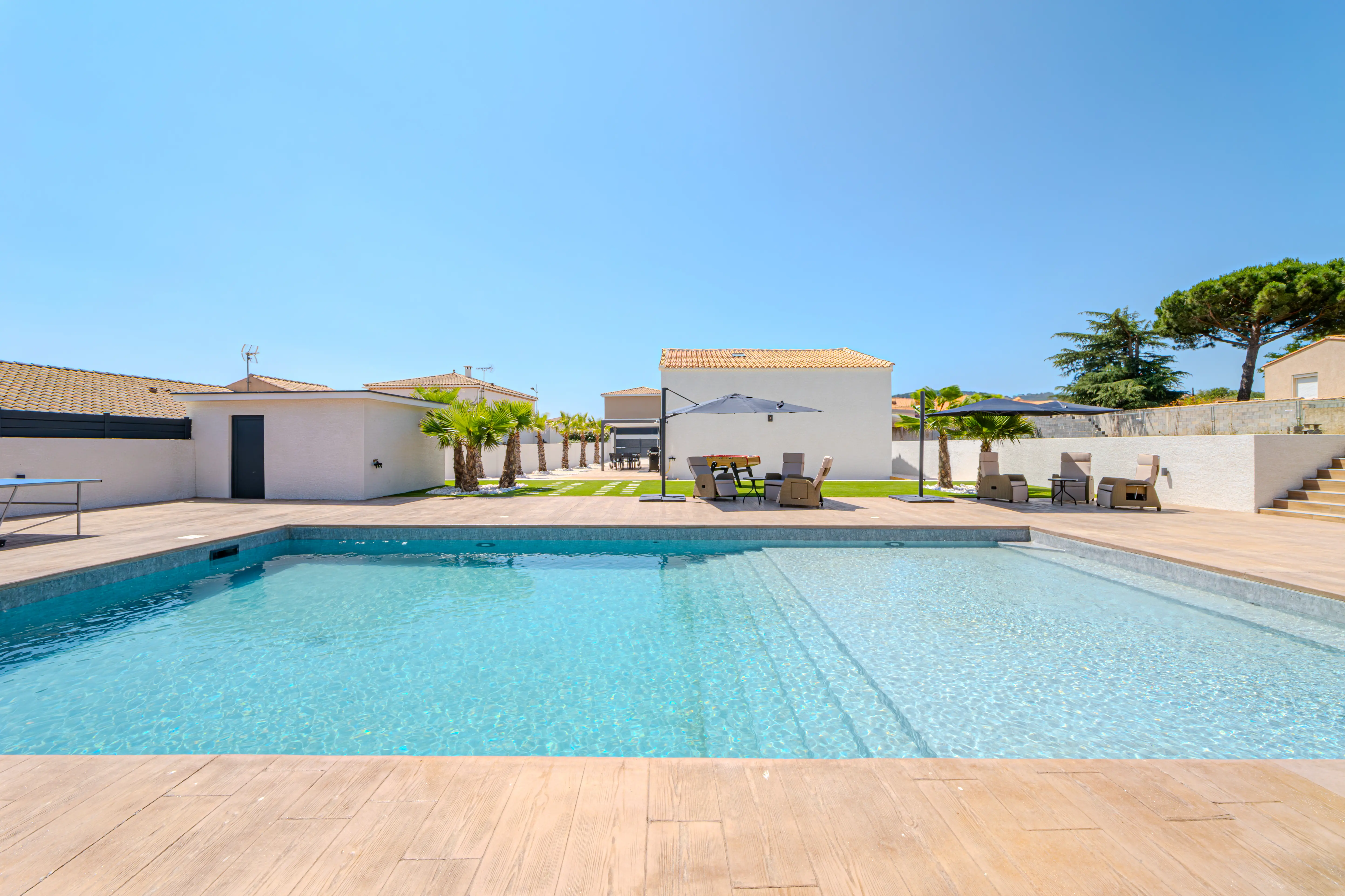 A picture of the swimming pool of the Villa Galinier.