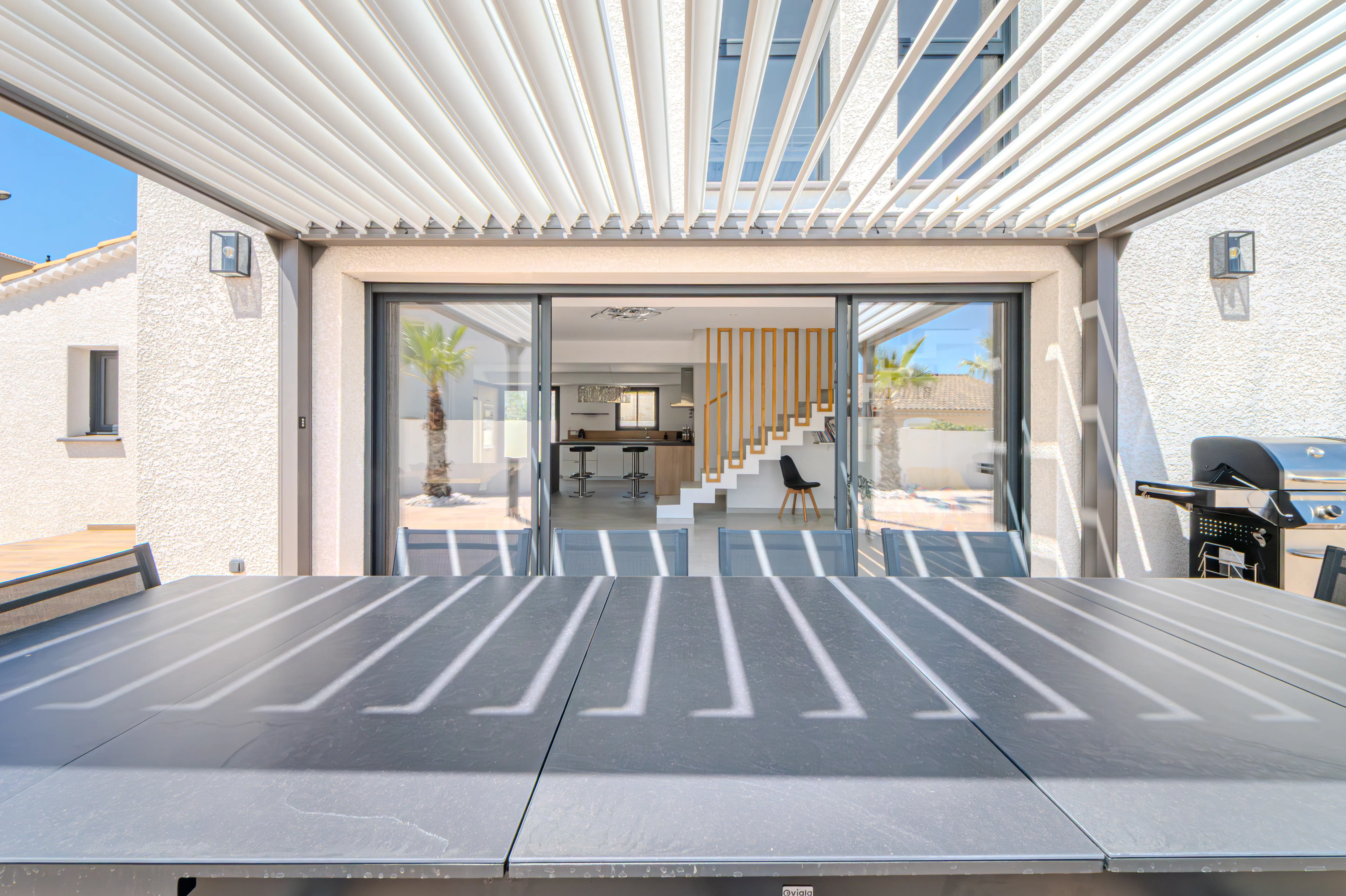 A picture of the big table on the terasse of the Villa Galinier.