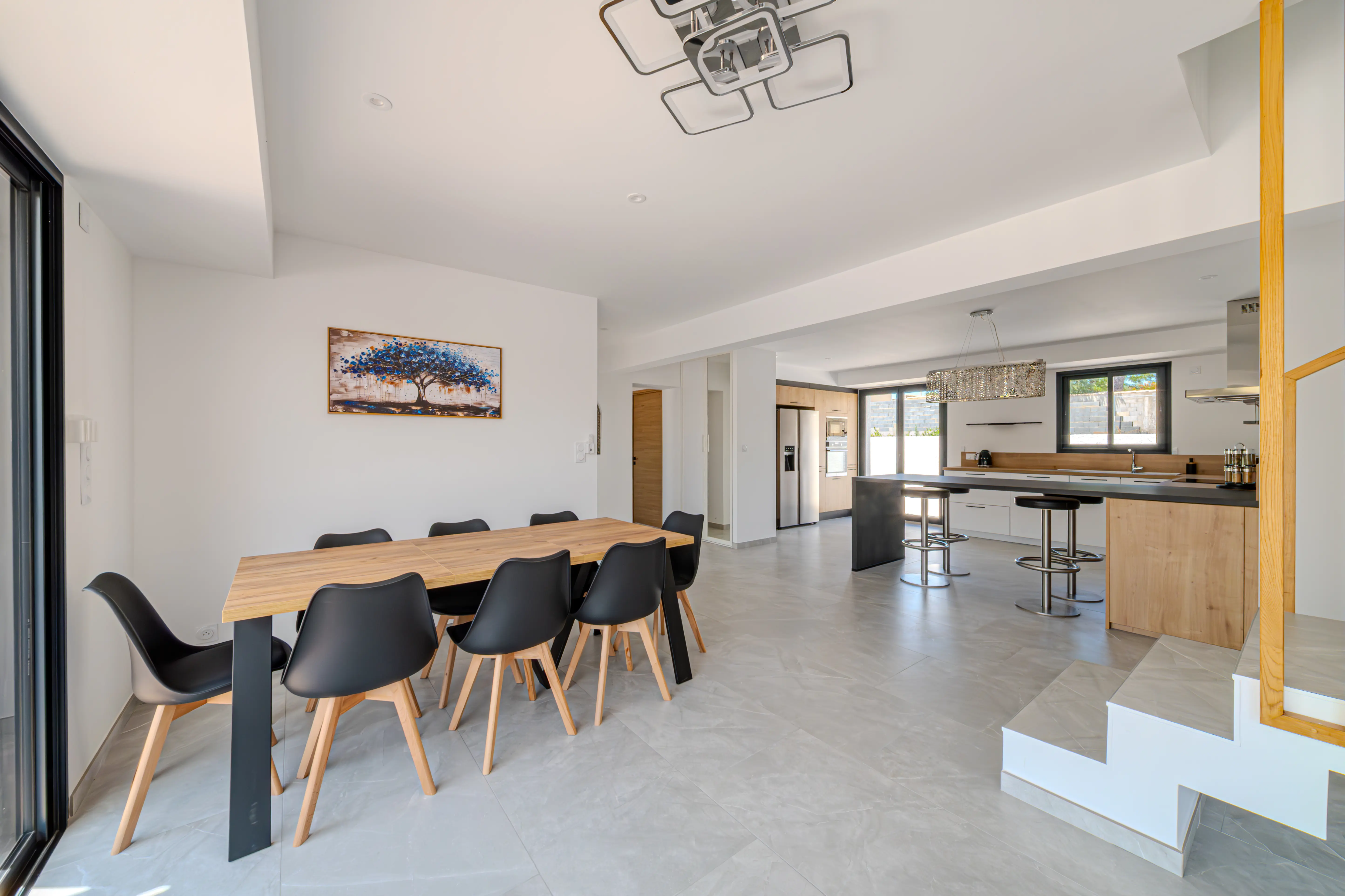 A picture of the inside table of the Villa Galinier.