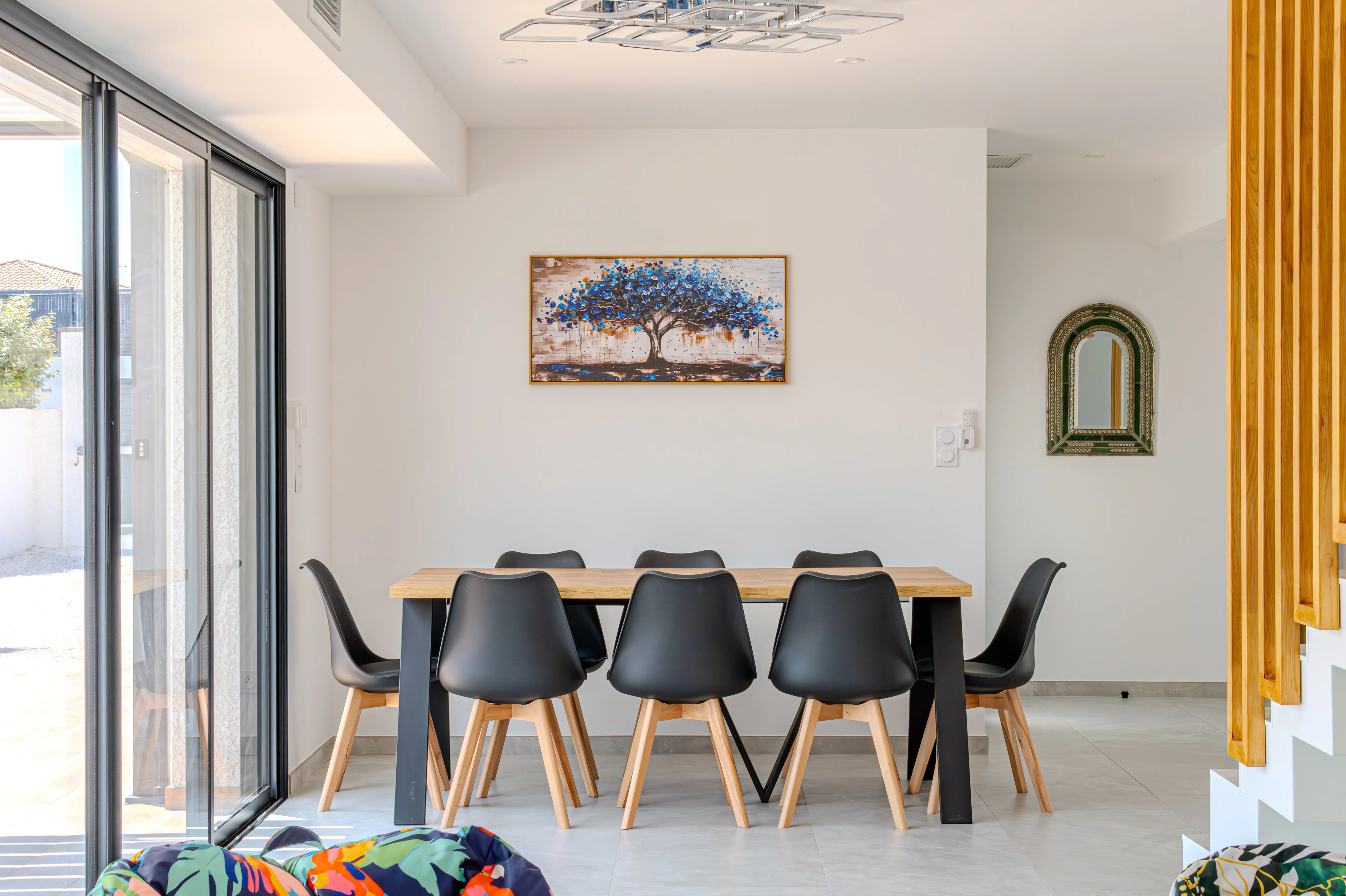 A picture of the inside table of the Villa Galinier.