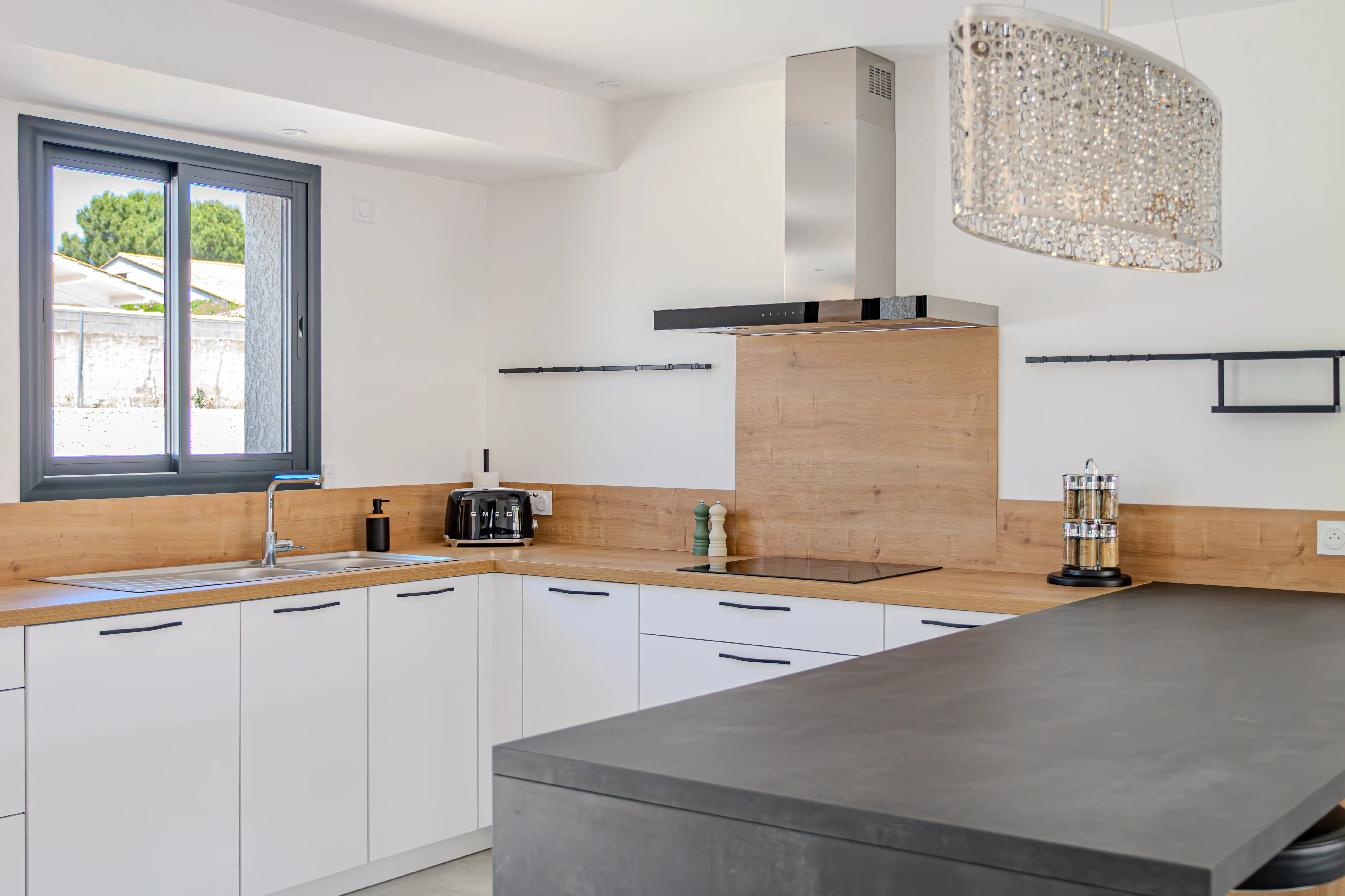 A picture of the brand new kitchen.