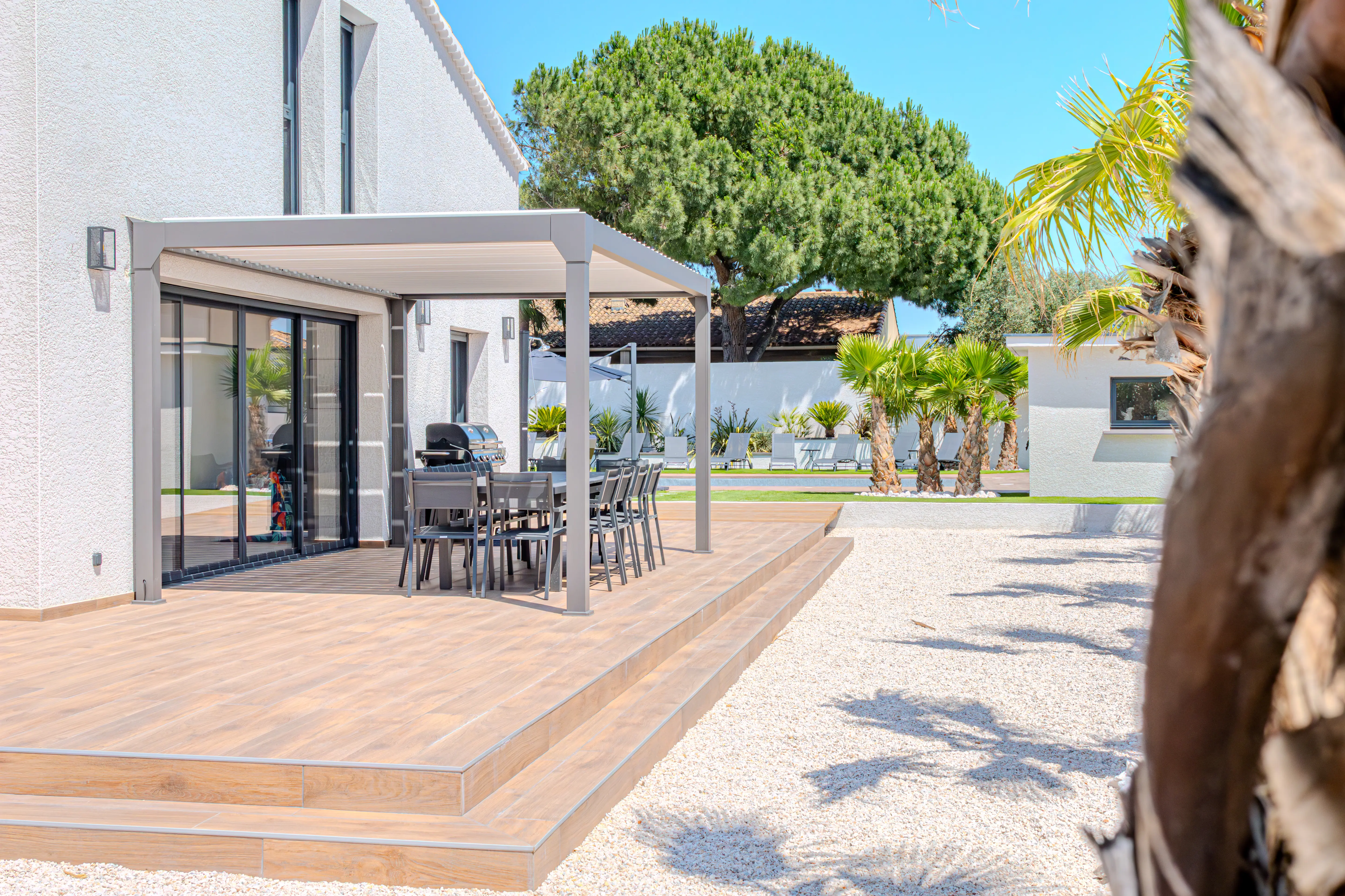 A picture of the terasse taken from the side.