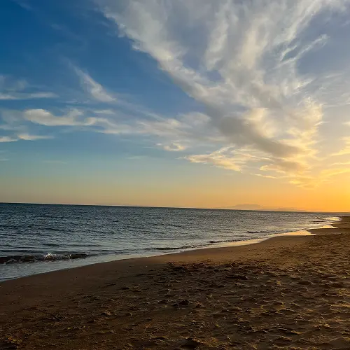 A picture of the beach at sunset close to the Villa Galinier.