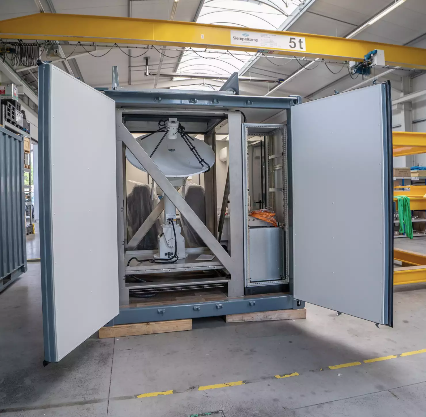 Container equipped with a customized WTW antenna solution featuring a parabol tracking antenna