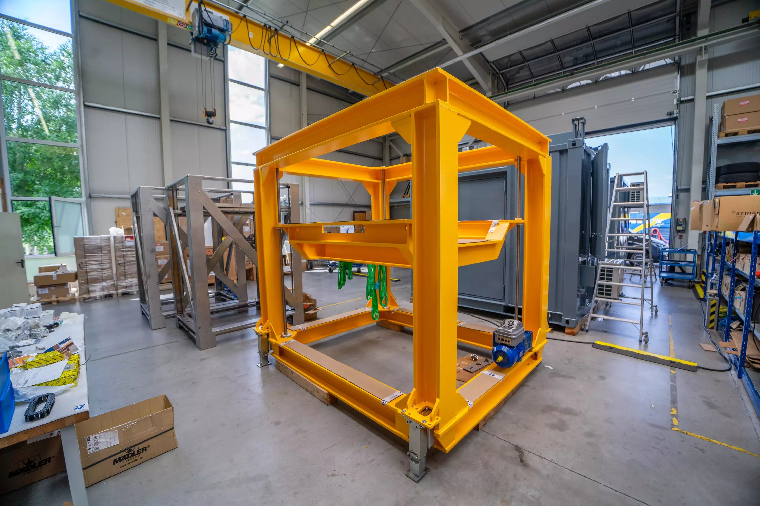 Blank lifting platform for mounting a WTW antenna in a 20ft container