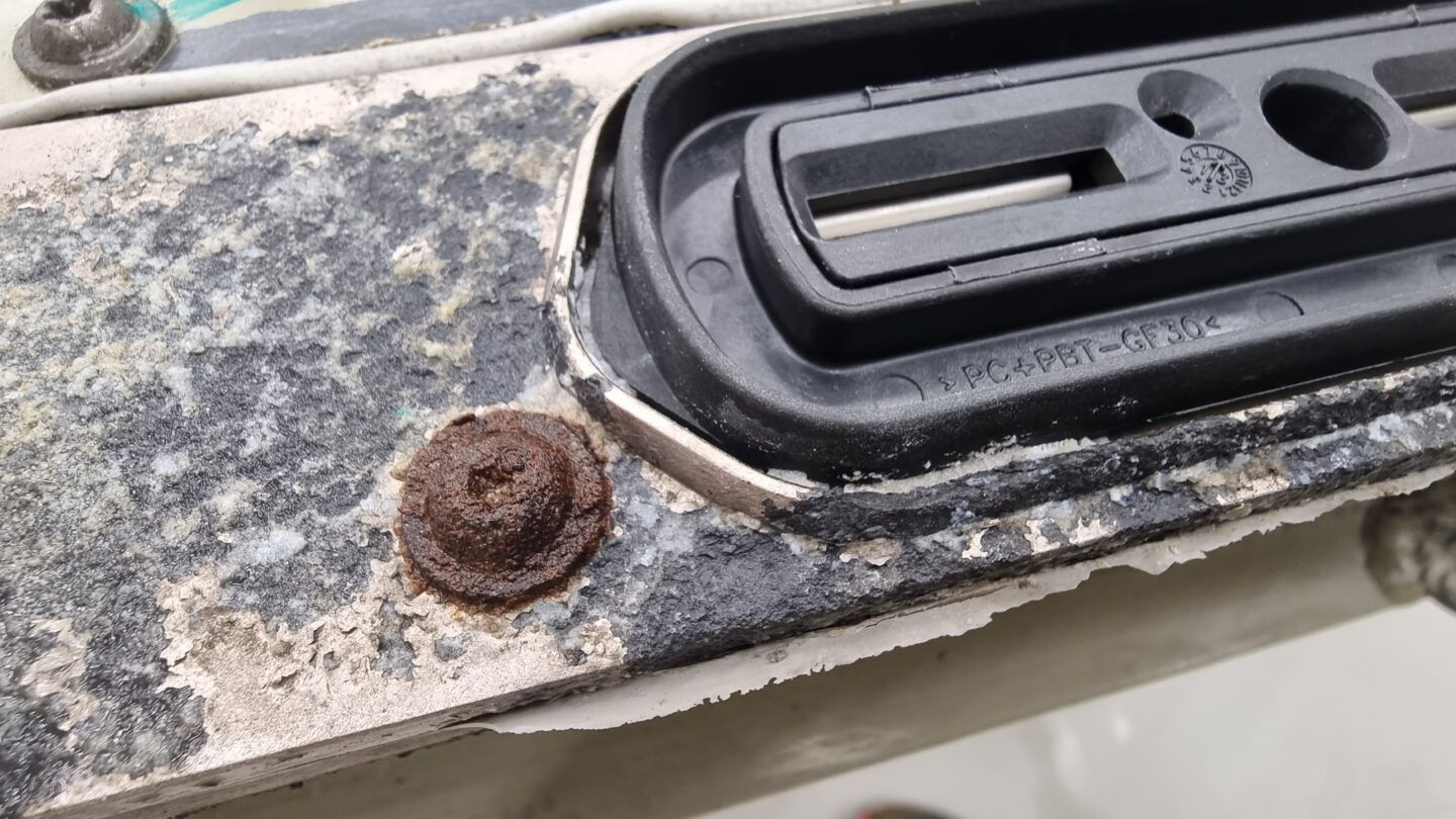 Täcket på kontaktpanelen på baksidan av batteriet oxiderar med ålder och vägsalt m.m. I värsta fall kan fukt tränga in i batteriet härifrån. Vid behov byter vi panelen.