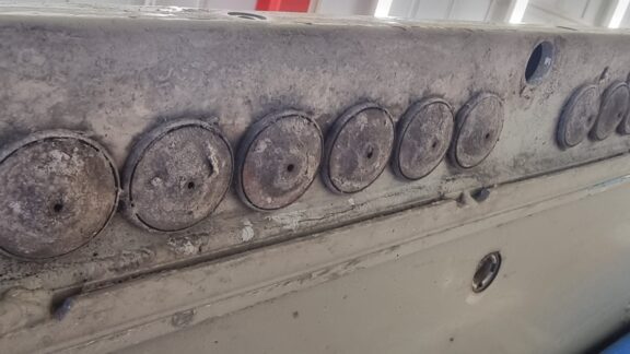 Ventilerna på batteriskyddet täpps igen med smuts. Vi rekommenderar regelbunden rengöring av batteriskyddet, detta minskar avsevärt mängden fukt som samlas i batteriet.