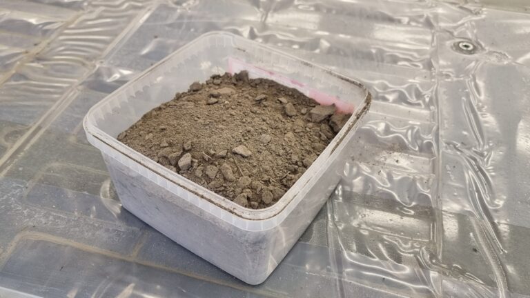 En hel låda med smuts hade samlats runt kanterna på ett av batterierna.