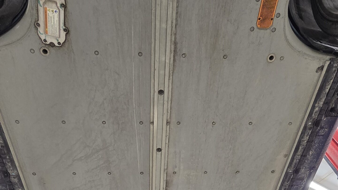 Kontroll av batteriets undersida