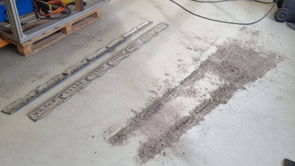 Skyddsplåtarna för batteriet har tagits bort och smuts har samlats inuti