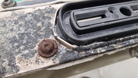 Vid service kontrolleras batteriets yttre skick