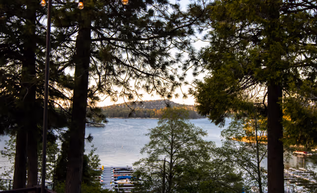 An scenic photo outside the Lake Arrowhead Resort.
