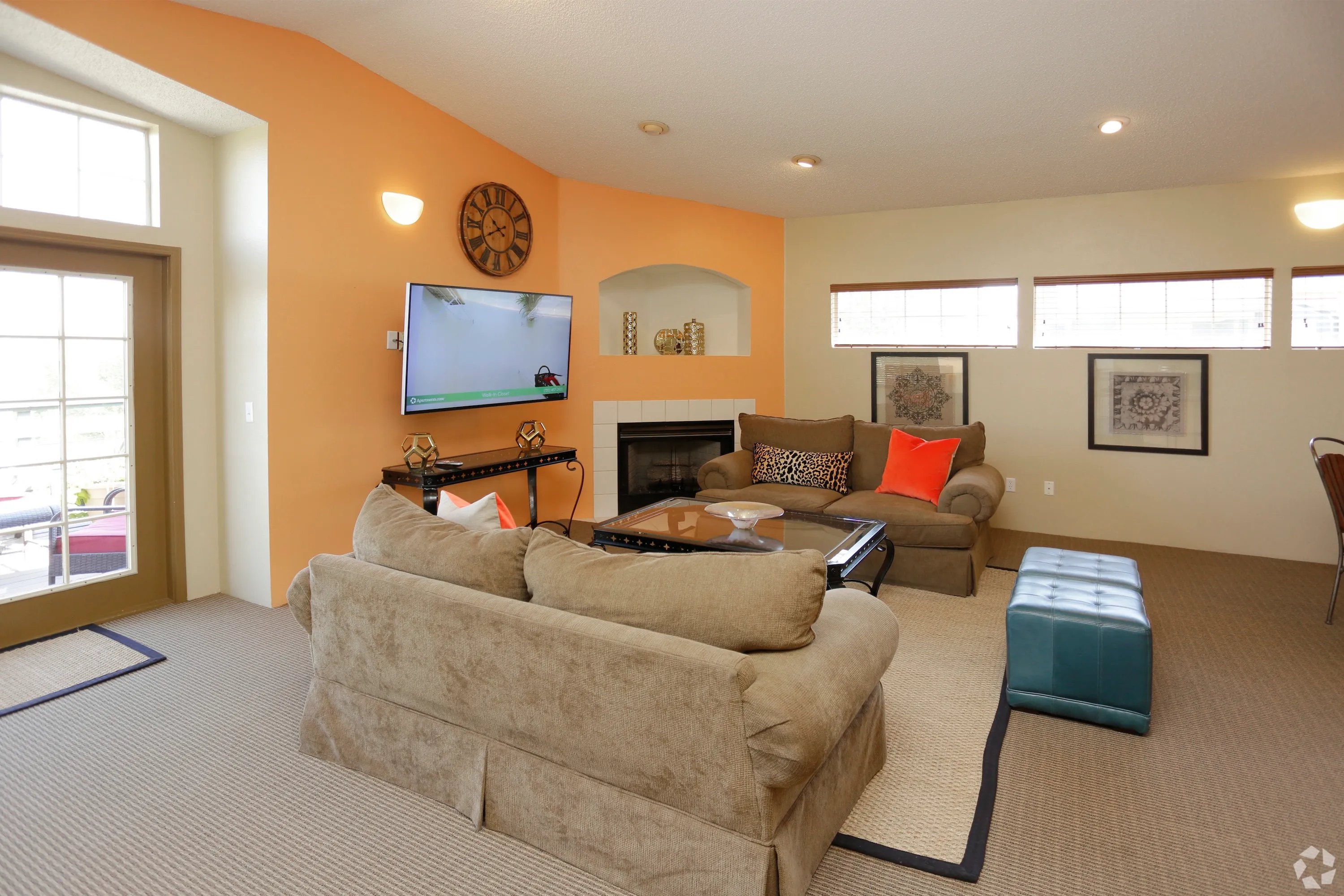 Community area w/ tv