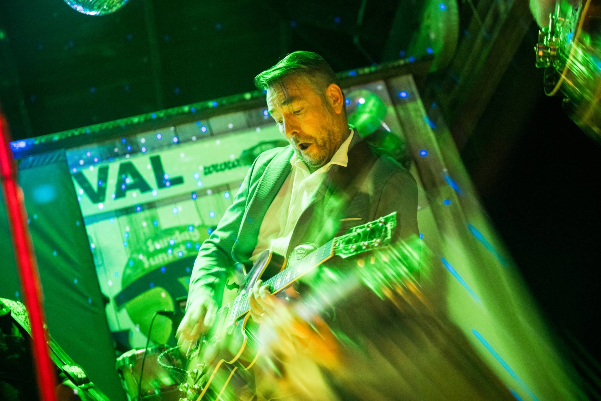 Eddie Roberts playing at a Rhythm & Sails show